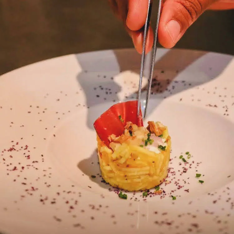 Dressage élégant assiette gastronomique - Traiteur Montpellier